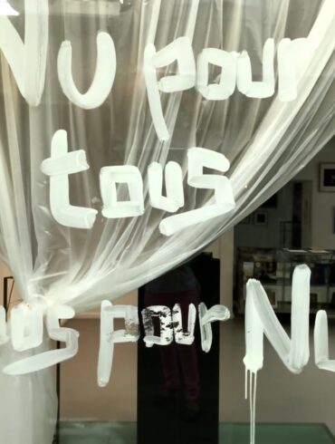 photo de la vitrine de l'exposition Nu pour tous tous pour nu