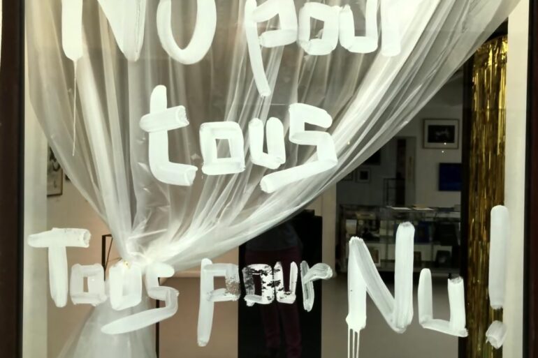 photo de la vitrine de l'exposition Nu pour tous tous pour nu