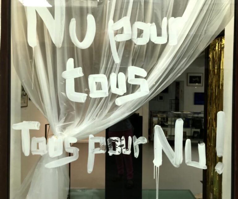 photo de la vitrine de l'exposition Nu pour tous tous pour nu