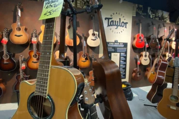 A Nîmes avec BROC MUSIC la guitare dispose d'un écrin de 1000 m2