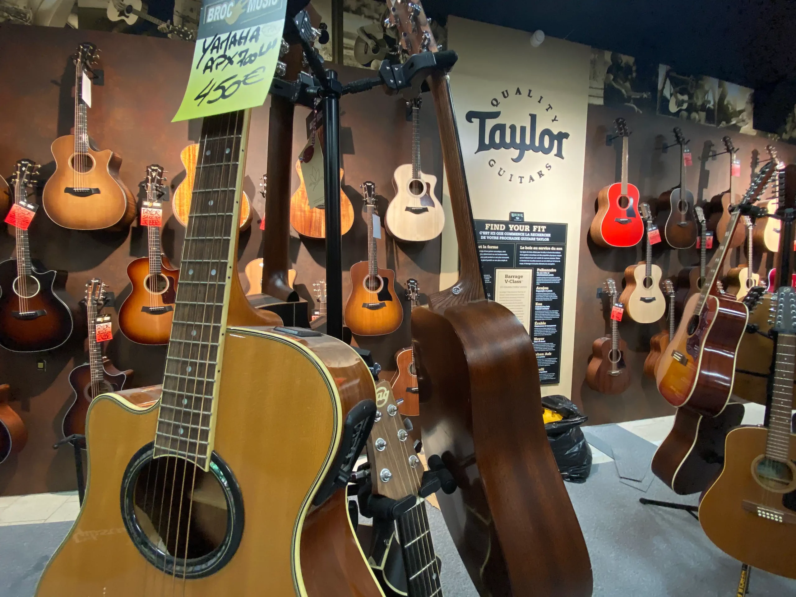A Nîmes avec BROC MUSIC la guitare dispose d'un écrin de 1000 m2