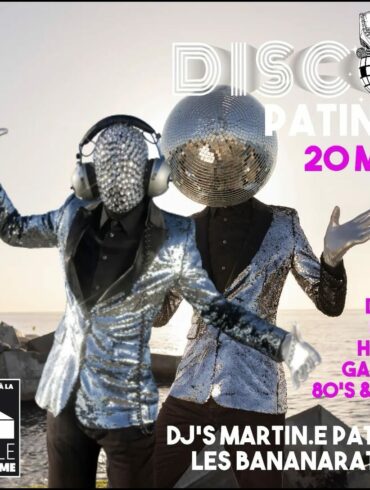 Deux femmes en costume lamé avec des casques On sort cette semaine