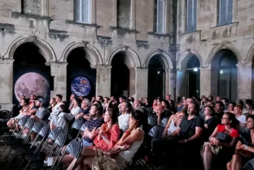 Une salle sous les étoiles