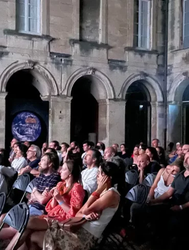 Une salle sous les étoiles