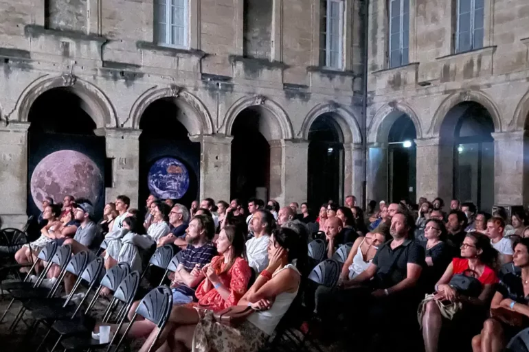 Une salle sous les étoiles