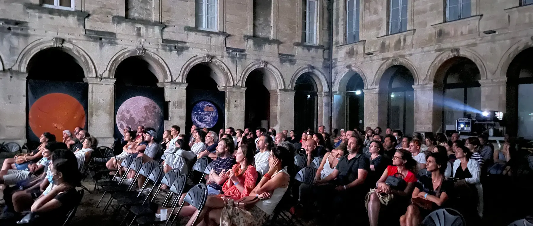 Une salle sous les étoiles