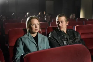 Un homme et une femme dans un cinéma photo du film Les feuilles mortes