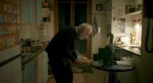 Homme qui fait sentir un plat de lasagnes à son chat photo du film Last dance