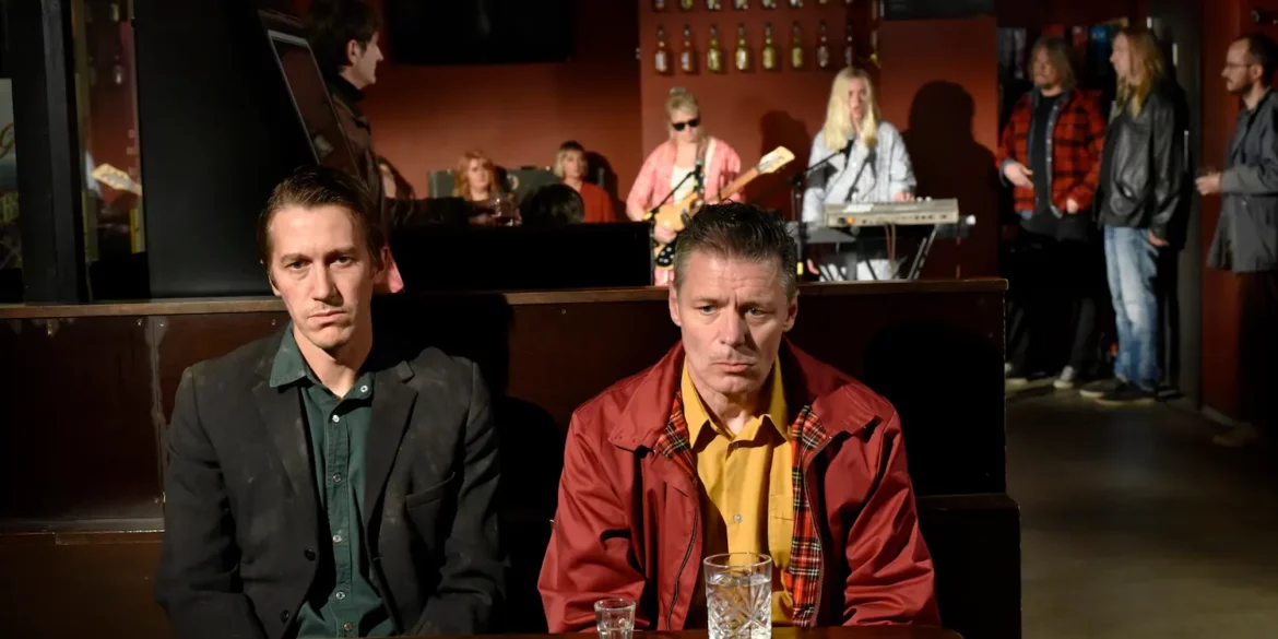 deux hommes dans un bar assis à l'arrière un orchestre photo film Les Feuilles mortes