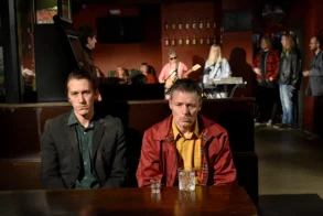 deux hommes dans un bar assis à l'arrière un orchestre photo film Les Feuilles mortes
