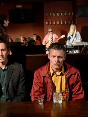 deux hommes dans un bar assis à l'arrière un orchestre photo film Les Feuilles mortes