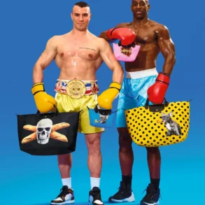 Deux hommes bodybuilders portant des sacs LongchampxToiletPaper