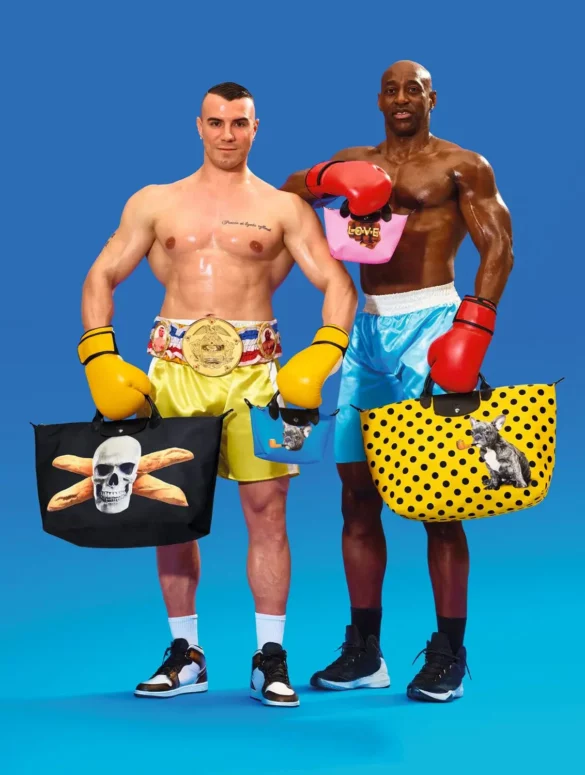 Deux hommes bodybuilders portant des sacs LongchampxToiletPaper