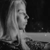 N'attendez pas trop de la fin du monde- photo noir et blanc d'une femme au volant d'une voiture