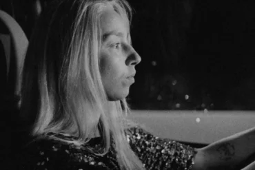 N'attendez pas trop de la fin du monde- photo noir et blanc d'une femme au volant d'une voiture
