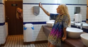 deux femmes dans des toilettes communs photo du film N'attendez pas trop la fin du Monde