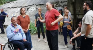 Un groupe d'hommes et de femmes photo d'extérieur du film N'attendez pas trop la fin du Monde