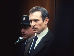 photo d'un homme dans un tribunal photo du film Le Procès Goldman