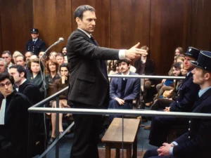 photo d'un homme dans un tribunal photo du film Le Procès Goldman