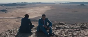Deux hommes en costume cravate dans le désert photo du film Déserts