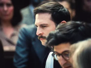 Portrait de deux hommes de profil dans un tribunal photo du film Le procès Goldman