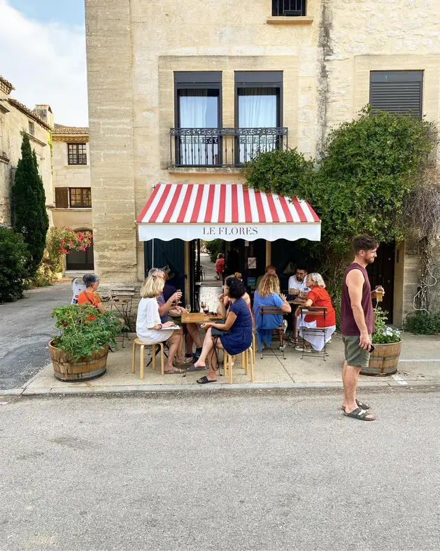 Pas de porte et terrasse Restaurant Le Flores