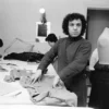 Photo d'Azzedine Alaïa dans son atelier