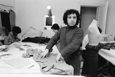 Photo d'Azzedine Alaïa dans son atelier