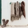 écharpes en Mérinos d'Arles Antique photo de plusieurs écharpes pendues