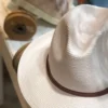 le-chapeau-papier-de-travaux-en-cours