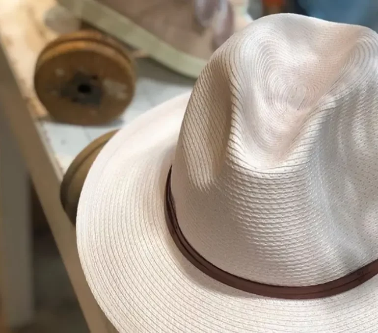 le-chapeau-papier-de-travaux-en-cours