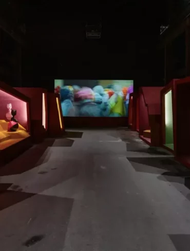 art-contemporain-a-arles-wael-shawky-explore-la-memoire-et-les-mythes-dans-une-installation-immersive