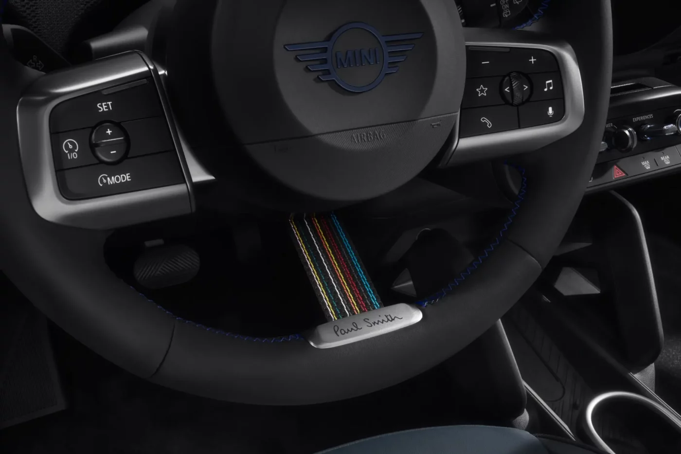 Volant de la MINI Paul Smith orné de coutures inspirées du motif Signature Stripe