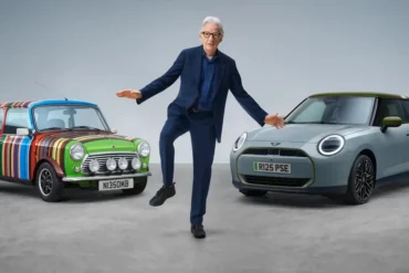 Paul Smith aux côtés de la nouvelle MINI Édition Paul Smith, une voiture au design britannique élégant et moderne