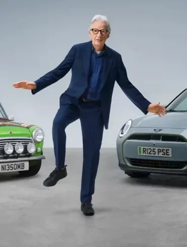 Paul Smith aux côtés de la nouvelle MINI Édition Paul Smith, une voiture au design britannique élégant et moderne