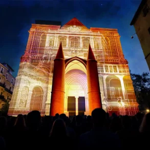 Projection monumentale sur les façades du centre historique de Montpellier lors de Cœur de Ville en Lumières 2025.