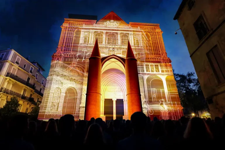 Projection monumentale sur les façades du centre historique de Montpellier lors de Cœur de Ville en Lumières 2025.