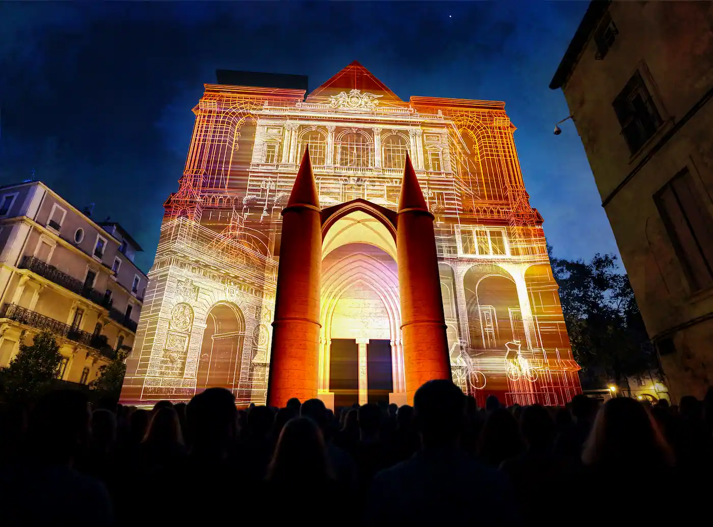Projection monumentale sur les façades du centre historique de Montpellier lors de Cœur de Ville en Lumières 2025.
