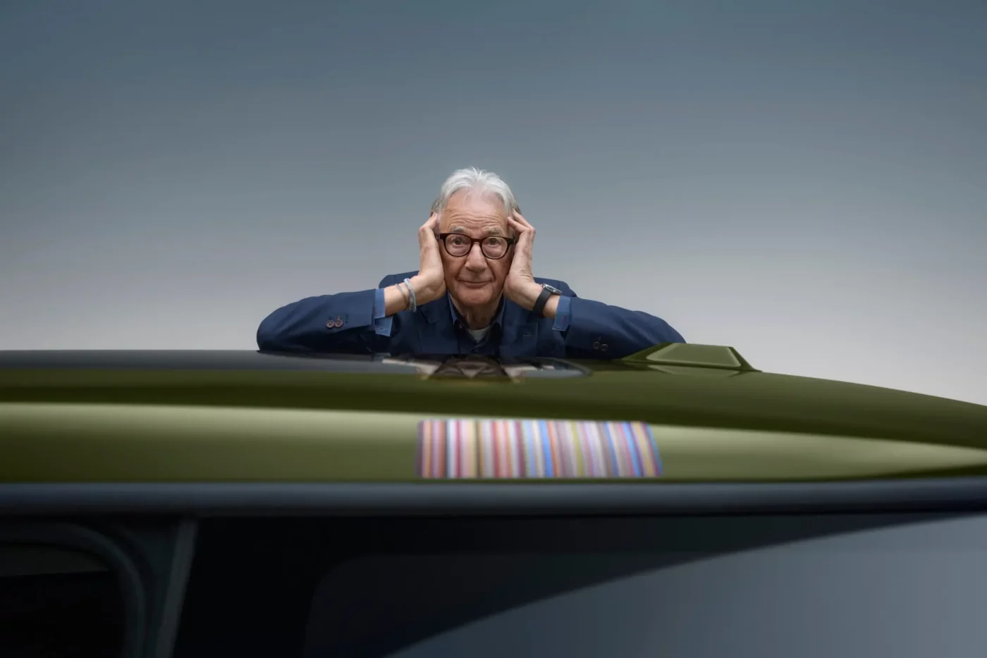 Paul Smith aux côtés de la nouvelle MINI Édition Paul Smith, une voiture au design britannique élégant et moderne