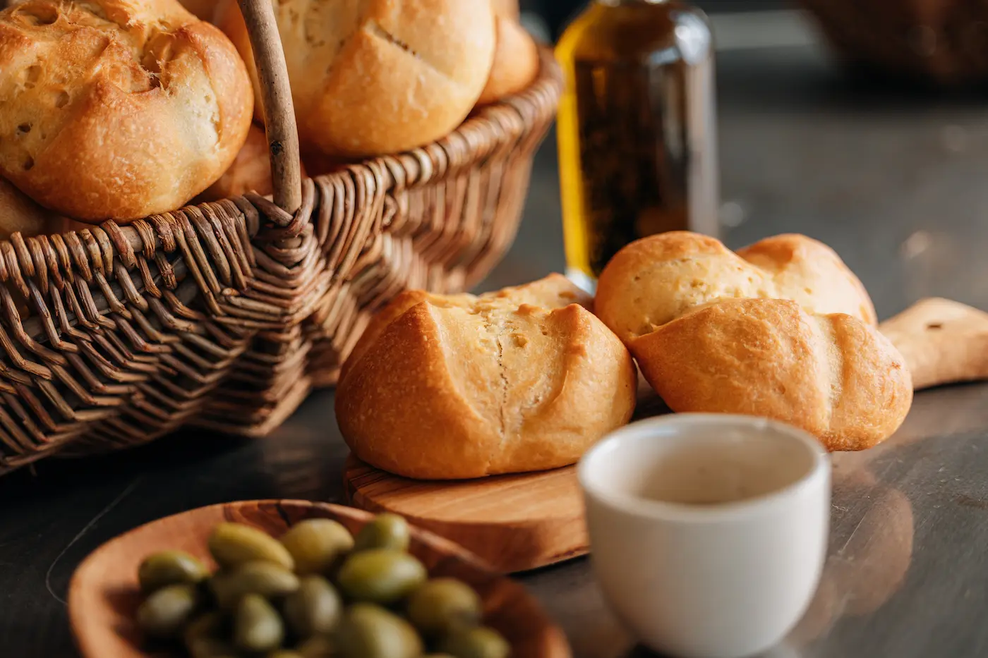 Pompes à huile dorées et olives fraîches au Domaine de l’Oulivie à Combaillaux