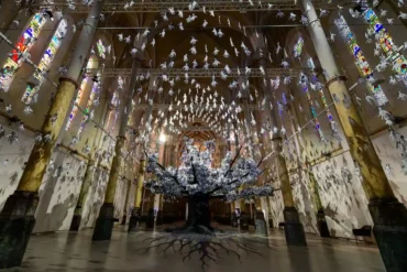 nstallation “Adventice” de JR au Carré Sainte-Anne de Montpellier, arbre monumental composé de milliers d’empreintes de mains.