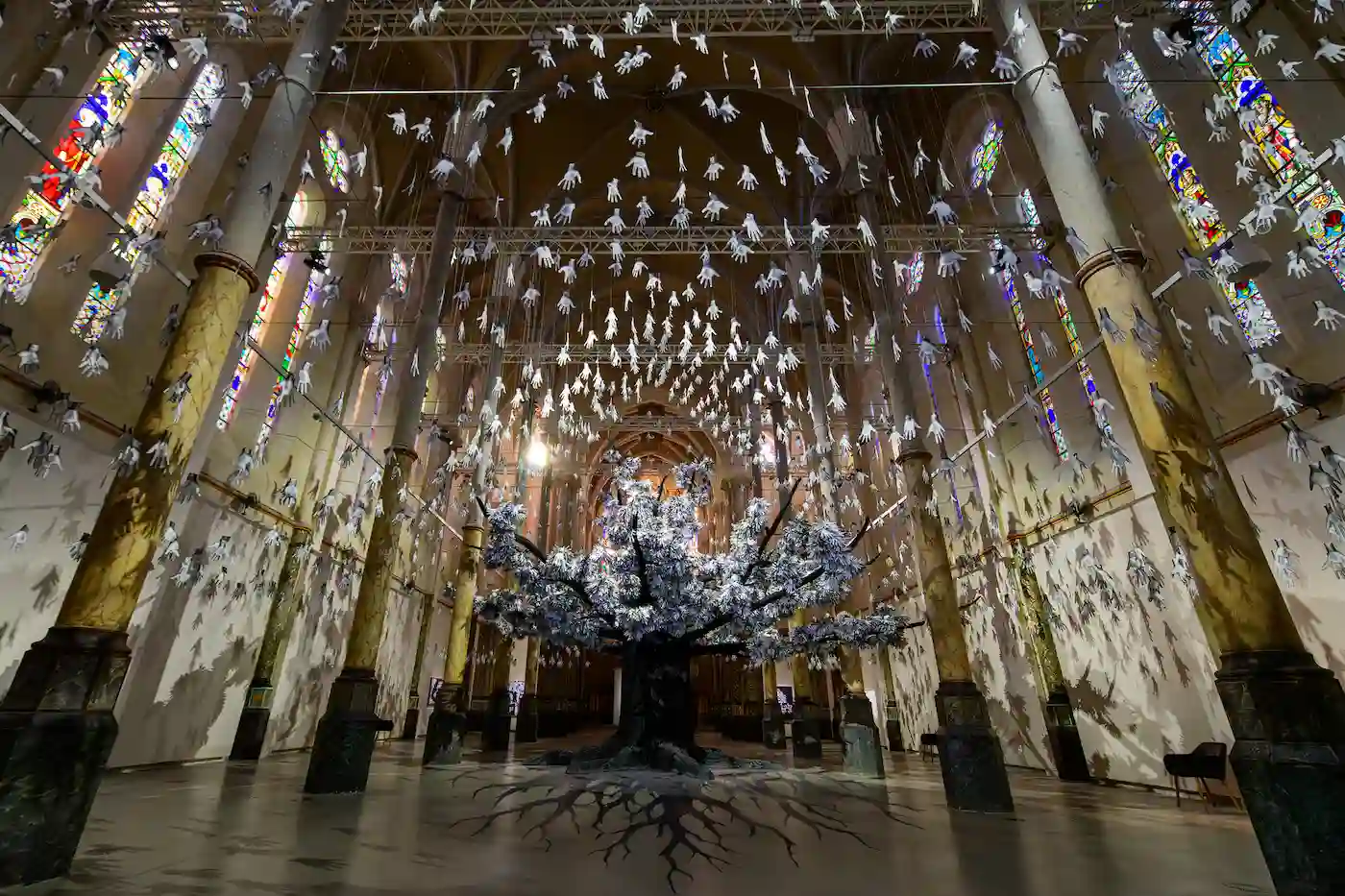 nstallation “Adventice” de JR au Carré Sainte-Anne de Montpellier, arbre monumental composé de milliers d’empreintes de mains.