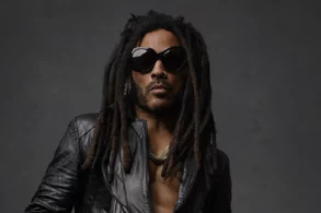 Lenny Kravitz en concert sur scène aux Arènes de Nîmes