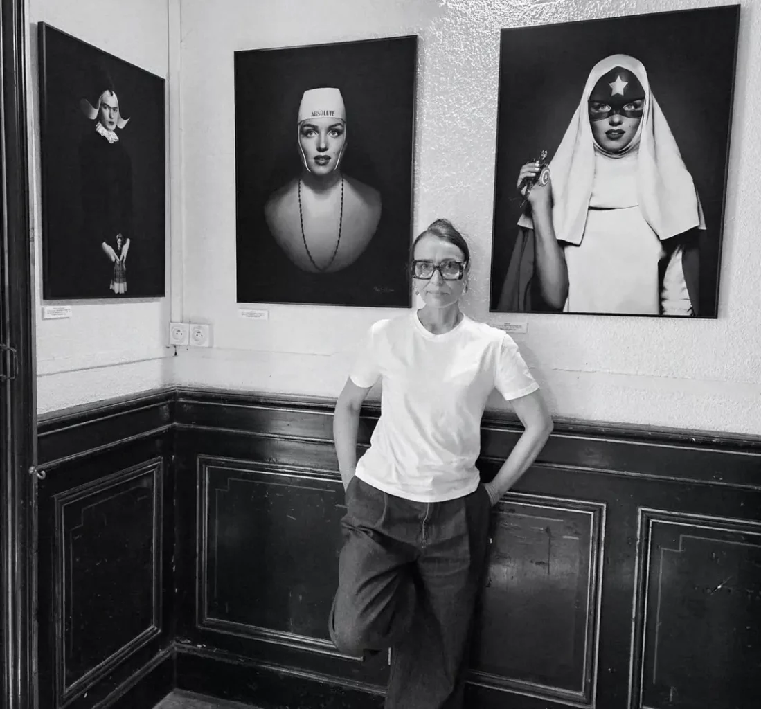 L'artiste PLAZA DEL CARMEN devant ses oeuvres