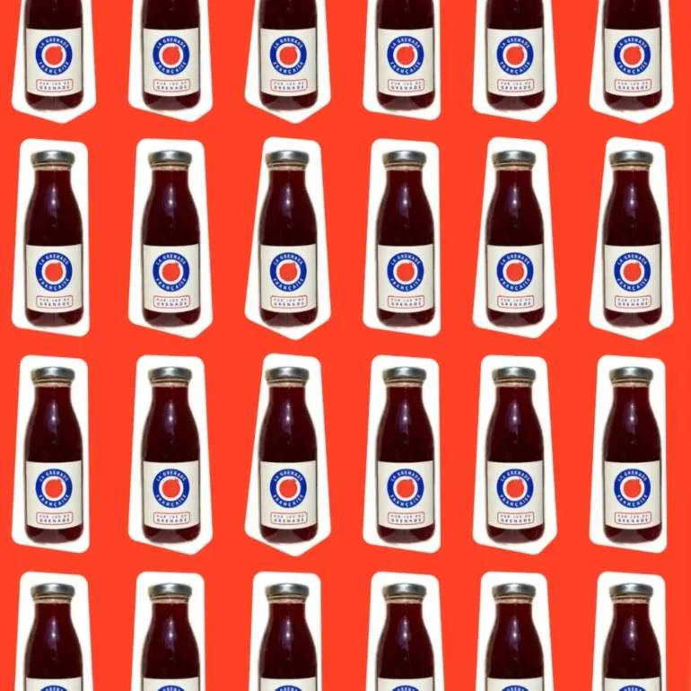 Bouteille de jus rouge La Grenade Française, élaborée à Nîmes à partir de grenades bio