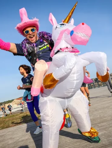 Participants du Nîmes Urban Trail 2026 en pleine course dans une ambiance festive à Nîmes.