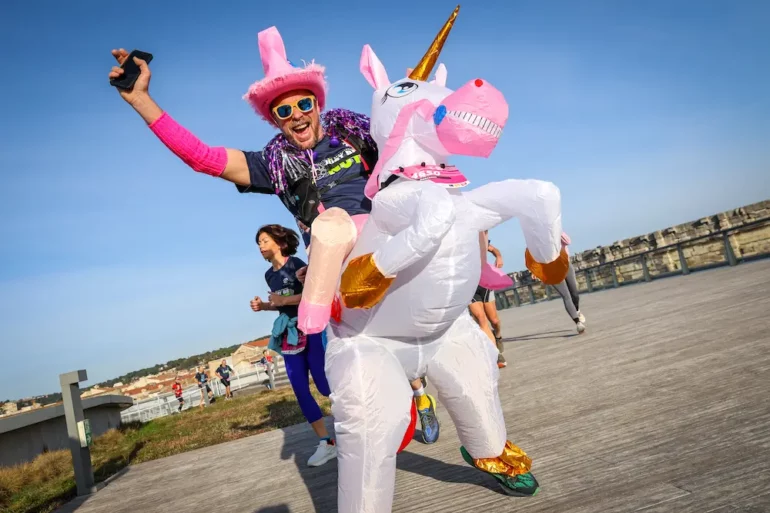 Participants du Nîmes Urban Trail 2026 en pleine course dans une ambiance festive à Nîmes.