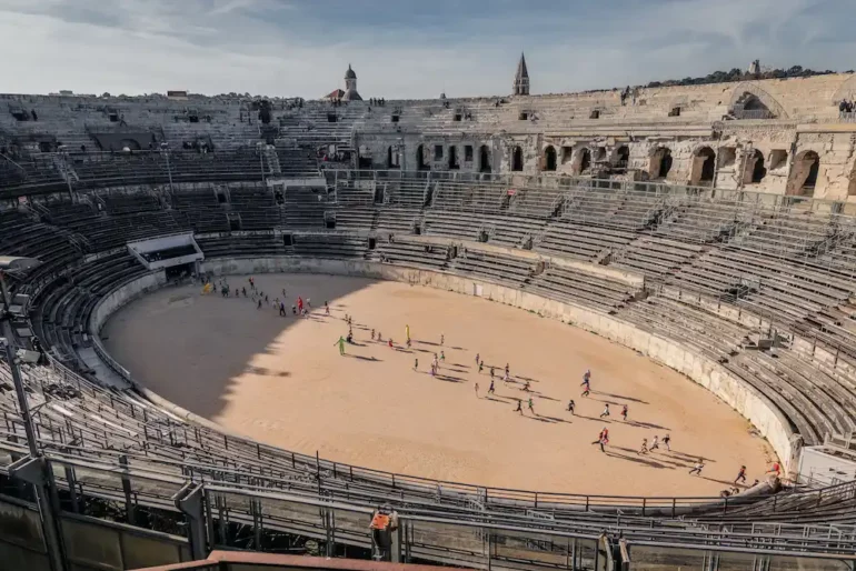 Participants du Nîmes Urban Trail 2026 en pleine course dans une ambiance festive à Nîmes.