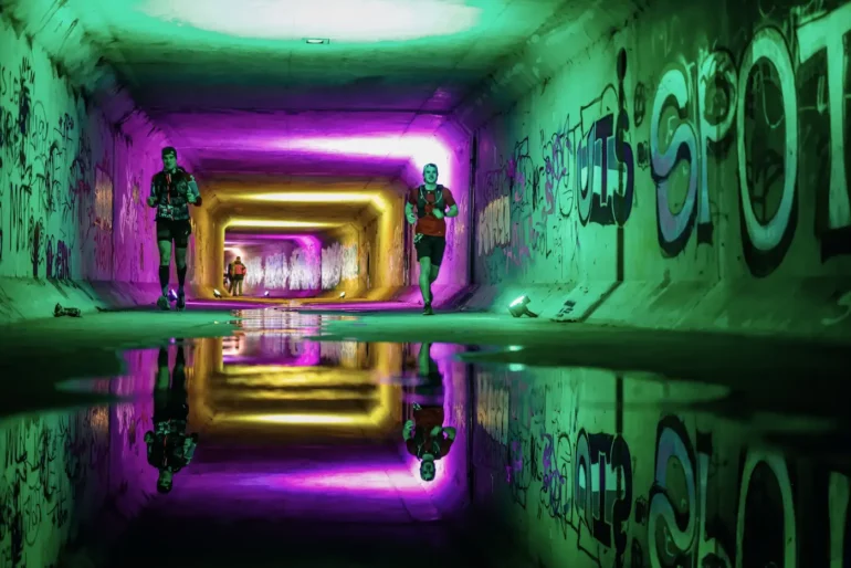 Participants du Nîmes Urban Trail 2026 en pleine course dans une ambiance festive à Nîmes.