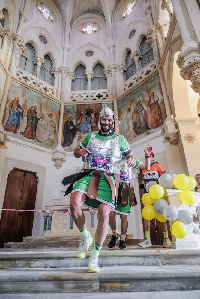 Participants du Nîmes Urban Trail 2026 en pleine course dans une ambiance festive à Nîmes.